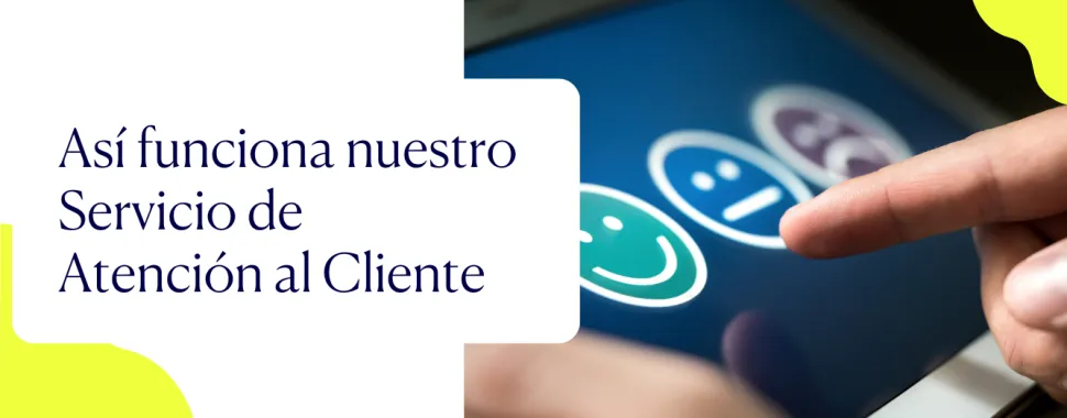Silbo Money atención al cliente chica sobre pared con móvil